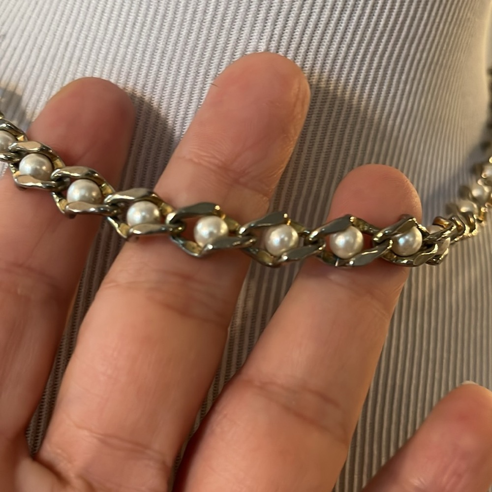 FASHION FAUX PEARL BEADED SILVER AND GOLD TONE CHAIN STATEMENT NECKLACE - Picture 4 of 7